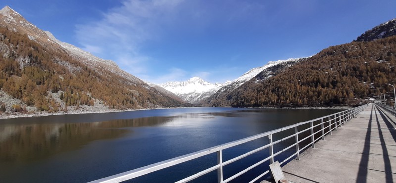<p>Panoramica lago vista dal coronamento<br>fonte: Hydro Dolomiti Energia S.r.l.</p>